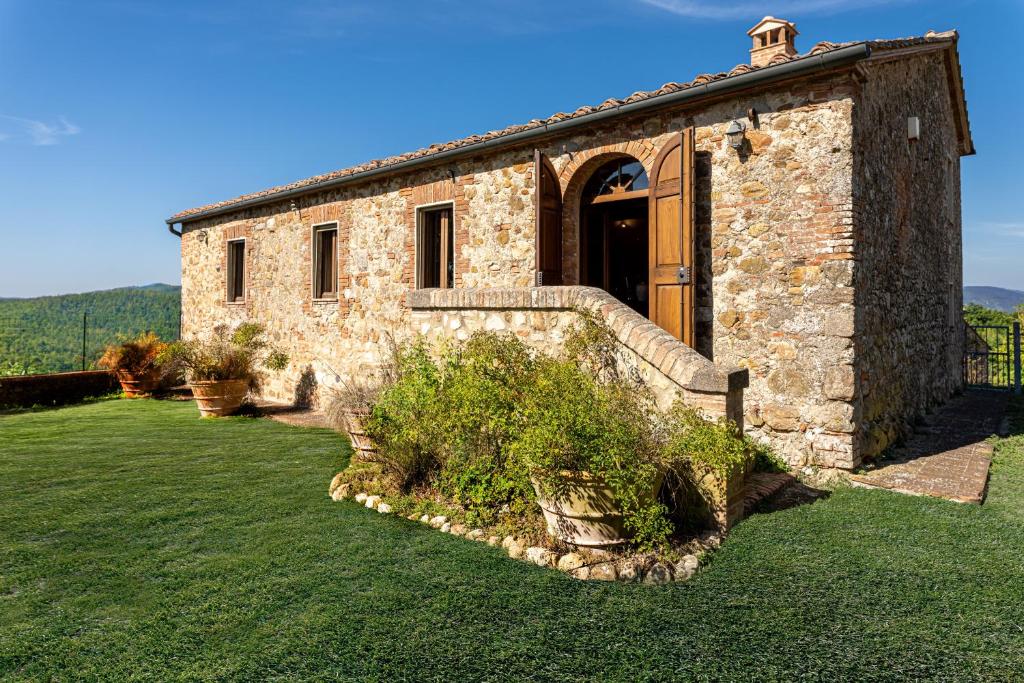 Casolare in mattoni da restaurare in Maremma