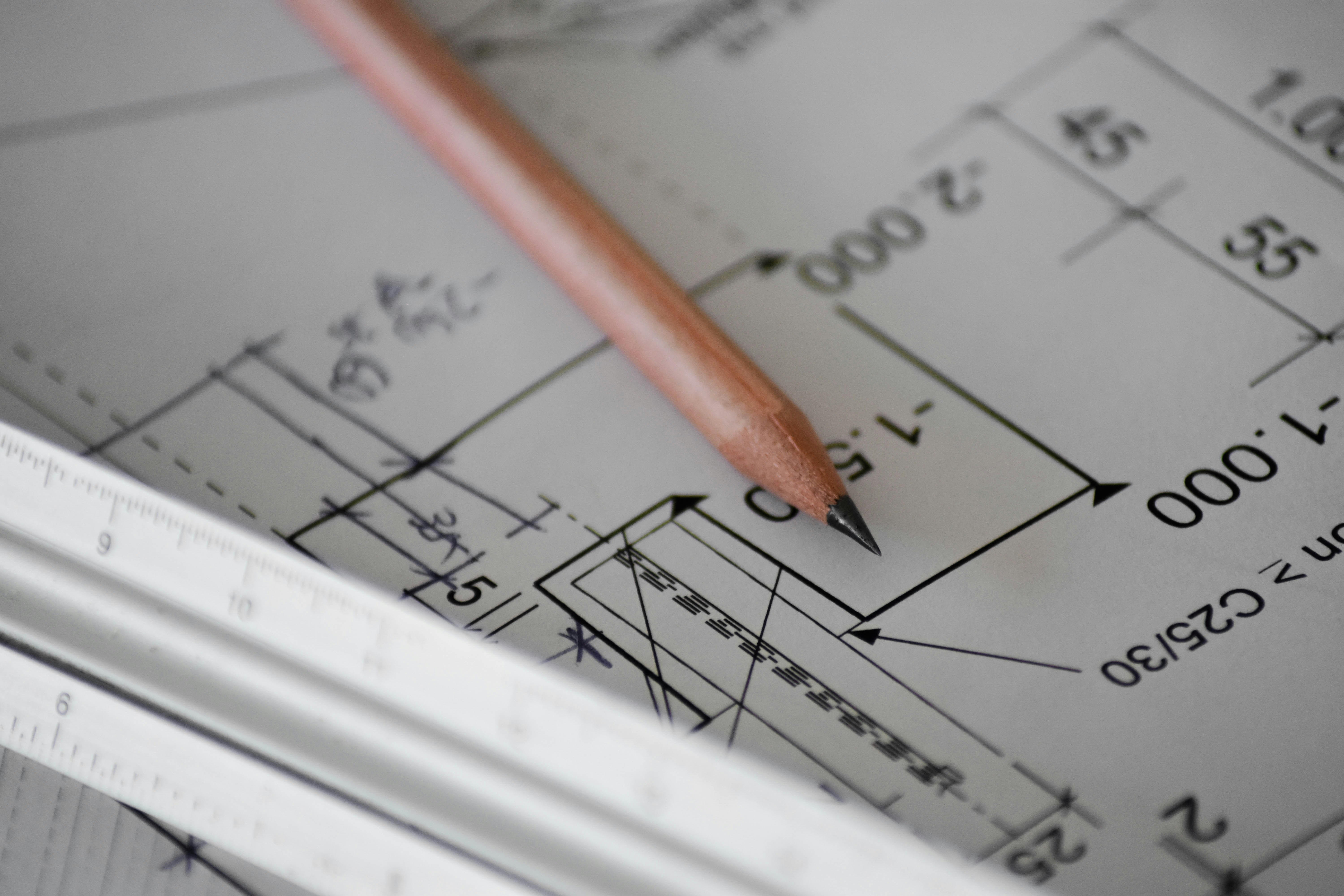 Disegno tecnico con matita e righello — progettazione